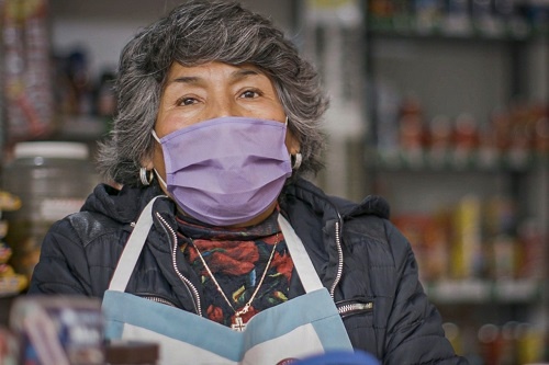 Mantienen puertas abiertas después de las cinco de la tarde debido a que venden productos esenciales.
